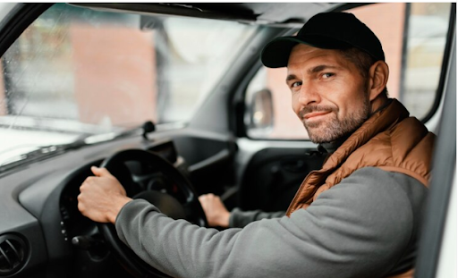 Adulto empresario contento luego de haber llevado su camión a revisión de los frenos en camión