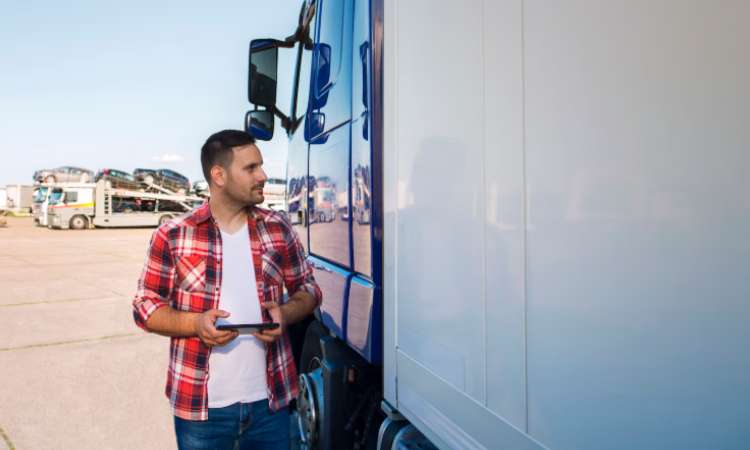 conductor revisa camión