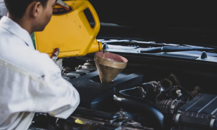 hombre siguiendo recomendaciones de cambio de aceites