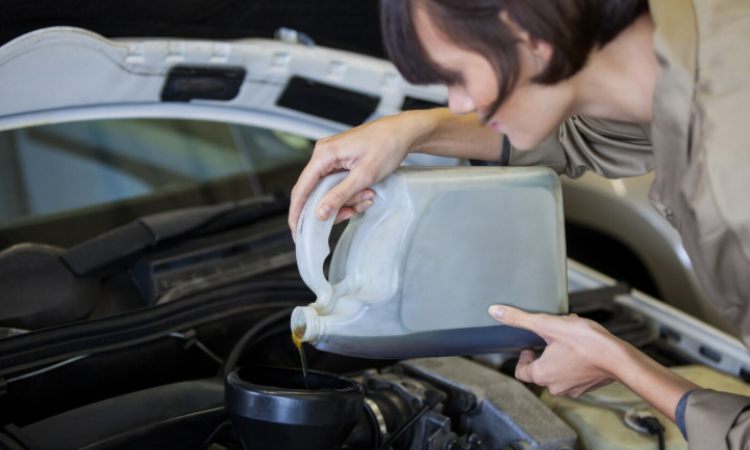 mecánica realizando cambio de aceite paso a paso