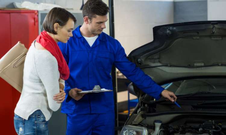 mecanico explicando a mujer las fallas de su carro