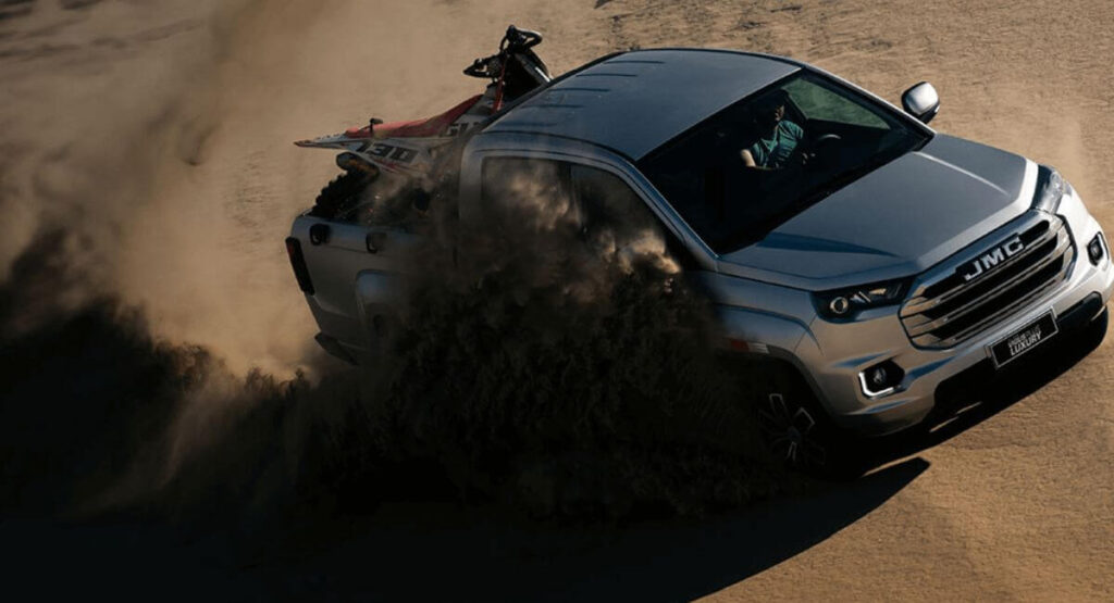 camioneta en desierto demostrando la diferencia entre 4x2 y 4x4